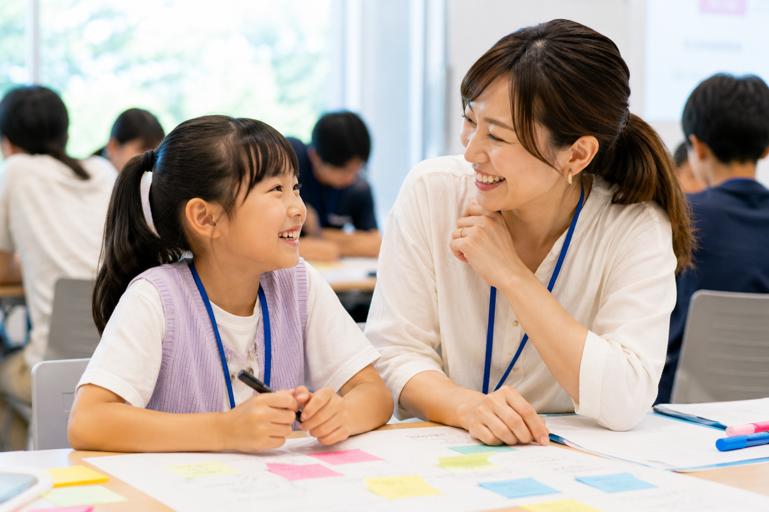 イベント中に親子が笑顔で話している様子